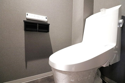 【トイレ】 | リベールシティ吹田 | 温水洗浄便座付きのトイレで、寒い季節でも温かい便座で身体が冷えることなく座ることができます。
