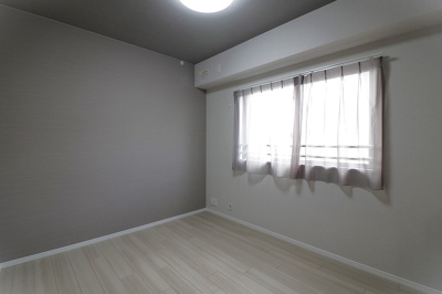 【洋室】 | リベールシティ吹田 | 約5.3帖の洋室。内装もシンプル！多様なインテリアやレイアウトが楽しめそうです。