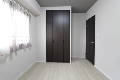 【収納】 | リベールシティ吹田 | 約5.3帖洋室のクローゼット！お洋服や小物類等を収納できスッキリとした空間を保てます。