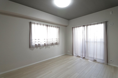 【洋室】 | リベールシティ吹田 | ご夫婦の寝室にもピッタリ、約7帖の洋室！角住戸ならでは、全居室に窓が配された開放的な住まいです。