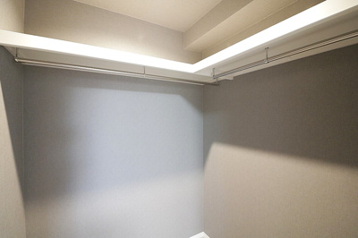 【収納】 | リベールシティ吹田 | 約7帖の洋室には、WIC付き！季節の物も入れ替え不要、かさばる物もスッキリ片付きます。