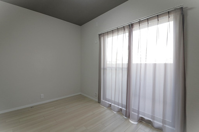 【洋室】 | リベールシティ吹田 | 北東向きバルコニーへ出入りできる、約5.2帖の洋室！レースカーテンが備え付きです。