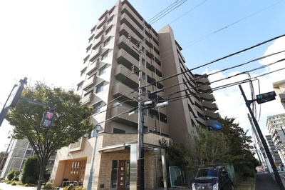 【外観】 | リベールシティ吹田 | 阪急千里線「吹田」駅まで徒歩9分！生活利便施設が徒歩圏内に充実。安心のオートロック付きマンションです。