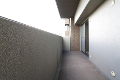 【バルコニー】 | リベールシティ吹田 | 北東向きのバルコニー！晴れた日にはたっぷりの洗濯物やお布団を干すことができますね。