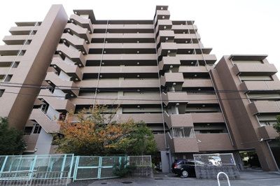 【外観】 | リベールシティ吹田 | 敷地内駐車場有り！快適なカーライフをサポート。空き状況・月額使用料は都度お気軽にお問合せください。