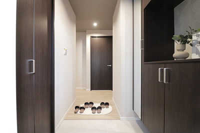 【玄関】 | リベールシティ吹田 | シューズボックスと玄関収納が備わっており、用途によって使い分けしていただけます。