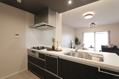 【キッチン】 | リベールシティ吹田 | 食洗機や3口コンロなど家事効率がアップする設備が充実！対面式キッチンでご家族の会話も弾みますね。