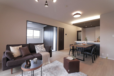 【居間・リビング】 | リベールシティ吹田 | 約16.1帖のLDK！床暖房付きで、寒い冬も暖かくお過ごしいただけます。※家具・小物・照明等は販売価格に含まれません。