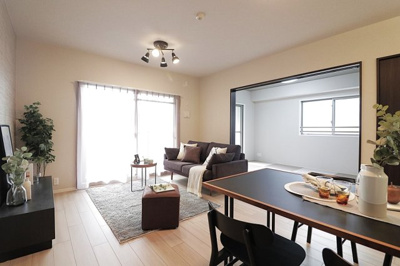 【居間・リビング】 | リベールシティ吹田 | 隣接する和室の扉を開放することで、南西向きバルコニー側いっぱいに広がる大空間も創出できます。