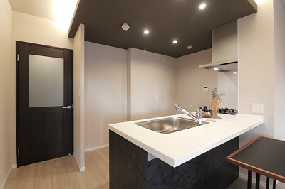 【キッチン】 | リベールシティ吹田 | キッチンのスペースが広く、家事のストレスも軽減！カウンター付きで食事の配膳や片付けもスムーズに行えます。