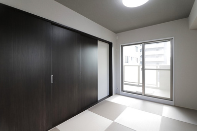 【和室】 | リベールシティ吹田 | 洋室のモダンな雰囲気を損なうことなく畳を取り入れた和室！個室・一体利用とフレキシブルに使えます。