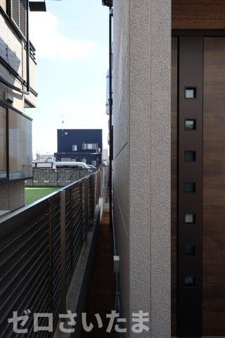 《仲介手数料無料》岩槻区東町１丁目9-29新築一戸建てリーブルガーデンの外観|東側隣地との境界