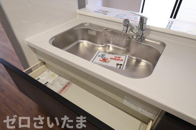 《仲介手数料無料》岩槻区東町１丁目9-29新築一戸建てリーブルガーデンのキッチン|蛇口にはタカギ製の浄水器が付いています