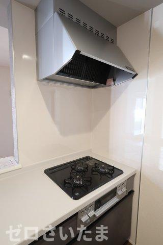 《仲介手数料無料》岩槻区東町１丁目9-29新築一戸建てリーブルガーデンのキッチン|3くちコンロ
