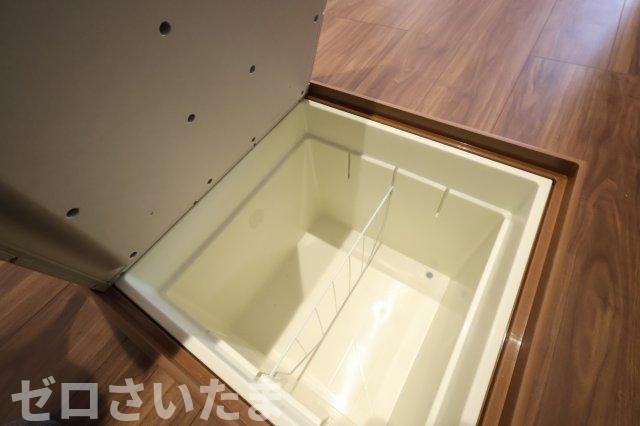 《仲介手数料無料》岩槻区東町１丁目9-29新築一戸建てリーブルガーデンのキッチン|床下収納には食料品は入れないようにしてください。夏は床下は高温になります。