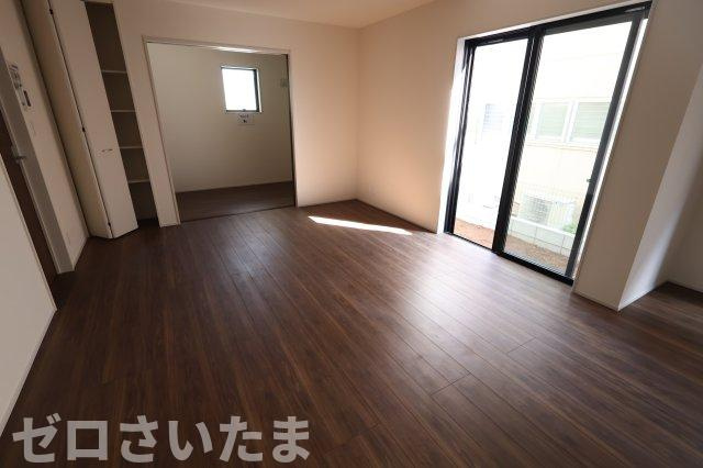 《仲介手数料無料》岩槻区東町１丁目9-29新築一戸建てリーブルガーデンの居間・リビング