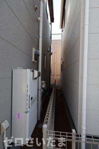 《仲介手数料無料》岩槻区東町１丁目9-29新築一戸建てリーブルガーデンの外観|西側隣地との境界