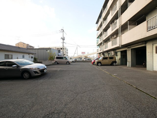 コープエスポワールⅡ棟の駐車場