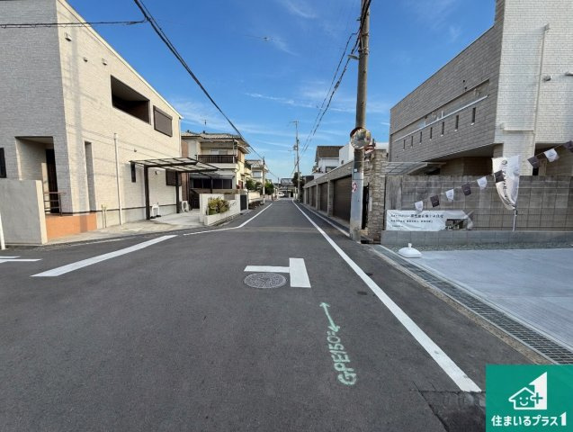 29(土)30(日)現地説明会！◆藤井寺市梅が園町　ラスト1邸の前面道路含む現地写真|周辺は閑静な住宅街！前面道路広々で車の出し入れも便利です。駐車が苦手な方でも安心して車庫入れできます！