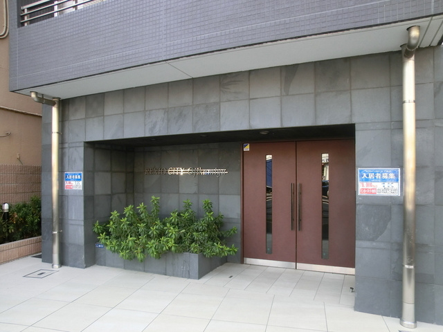 北区王子４丁目の賃貸マンションのエントランス|植栽の映える落ち着いた入口♪