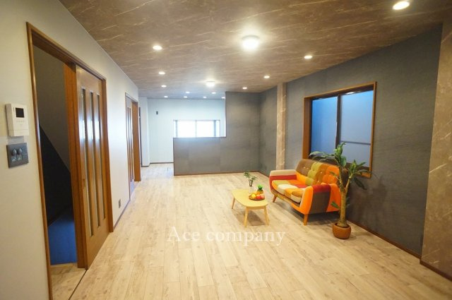 【居間・リビング】 | 平野区加美北8丁目 | 【LDK：ゆったり17.8帖♪】全クロス貼替え、床フロアタイル・CF張替え、水廻り設備一新、ダウンライト新設、ハウスクリーニング済みです☆