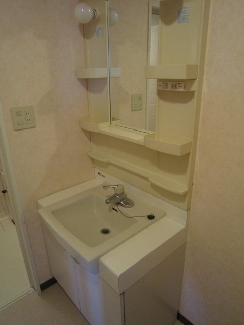 セシオン湘南の洗面所|明るい洗面所です