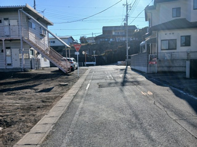 【前面道路含む現地写真】 | 【片岡町第9期　現地外観】
※令和8年1月時点