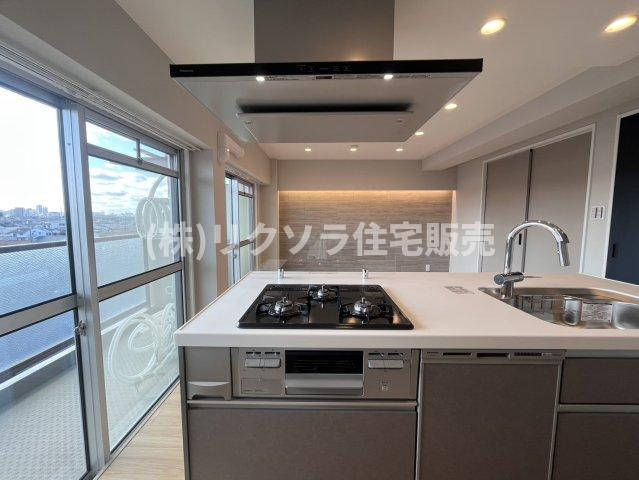 シティハイツ古川橋のキッチン|ビルトイン三口コンロ
■物件内覧・資金計画相談・住宅ローン相談、リフォーム相談、お問合せ受付中■
※当日・翌日のご内覧、ご相談はお電話でのお問合せがスムーズです！