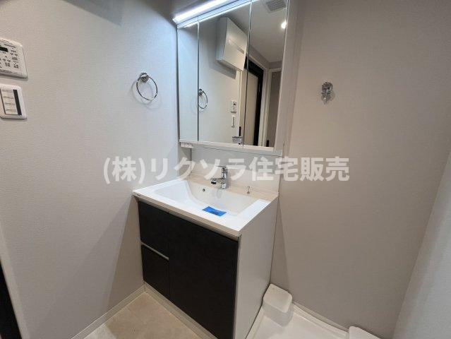 シティハイツ古川橋の独立洗面台|三面鏡付き独立洗面台
■物件内覧・資金計画相談・住宅ローン相談、リフォーム相談、お問合せ受付中■
※当日・翌日のご内覧、ご相談はお電話でのお問合せがスムーズです！