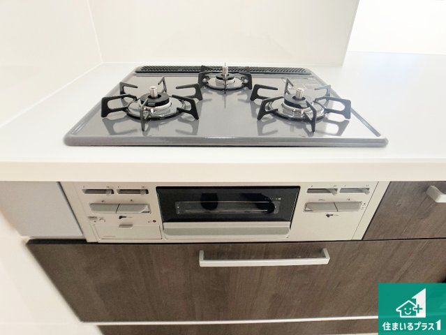 明石市藤江　第2期　新築一戸建ての設備|ダブル高火力Ｓｉセンサー付きコンロ！３口あるので、まとめて料理をする時も大活躍！