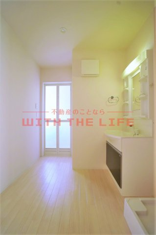 ラフィーネA【10,000円キャッシュバック対象物件】の洗面所|明るい洗面所です