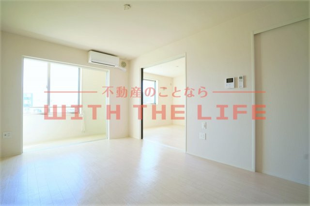 ラフィーネA【10,000円キャッシュバック対象物件】の居間・リビング|こちらの居間で趣味の時間をお楽しみください