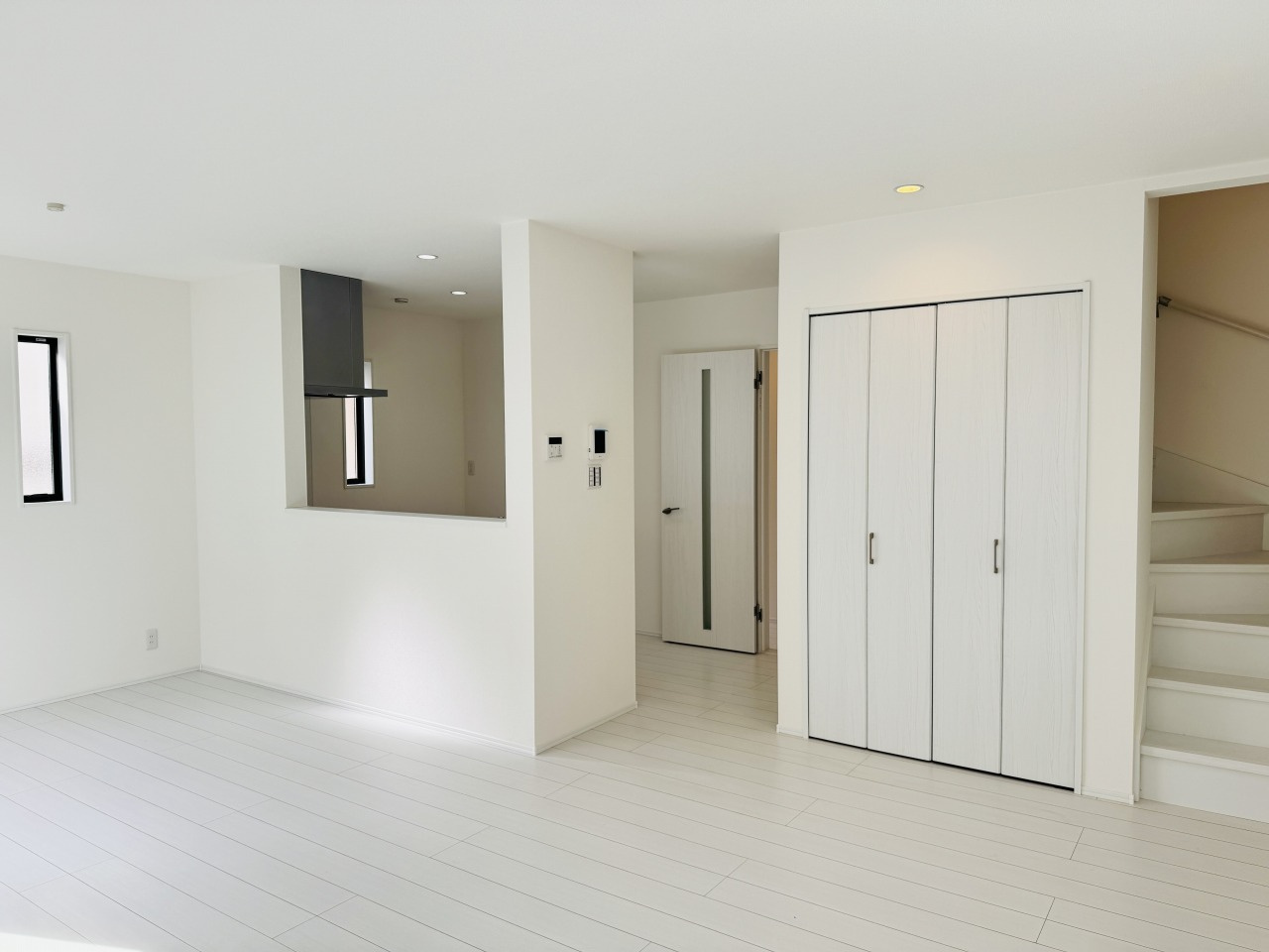 八王子市　上柚木　新築一戸建て　１期の居間・リビング|～18.0帖の明るく開放感のあるLDK、家族団欒の時間をお過ごしいただけます～