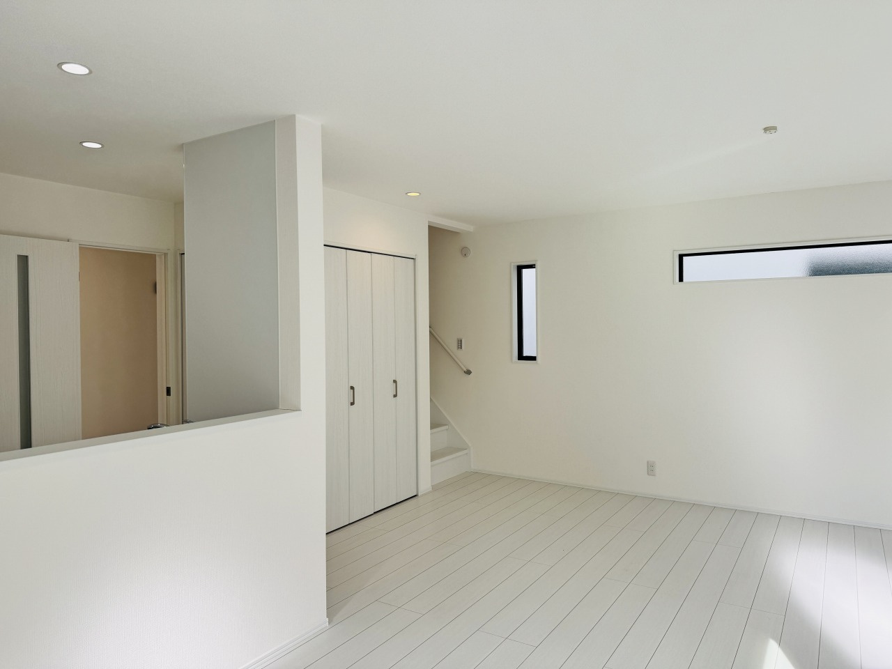八王子市　上柚木　新築一戸建て　１期の居間・リビング|～18.0帖の明るく開放感のあるLDK、家族団欒の時間をお過ごしいただけます～
