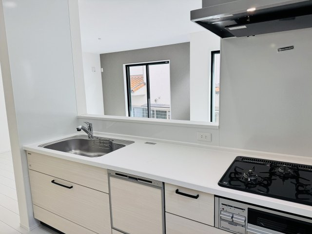 八王子市　上柚木　新築一戸建て　１期の内装|～リビング側の家族とコミュニケーションをとりやすいキッチンです～