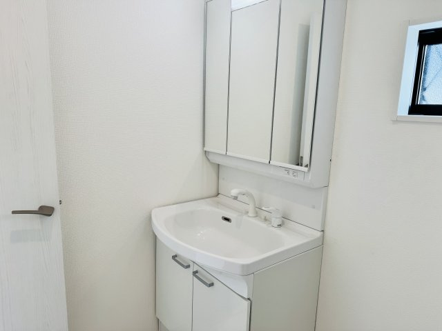 八王子市　上柚木　新築一戸建て　１期の独立洗面台|～３面鏡付きの独立洗面台　細々している物をスッキリ収納出来ます～