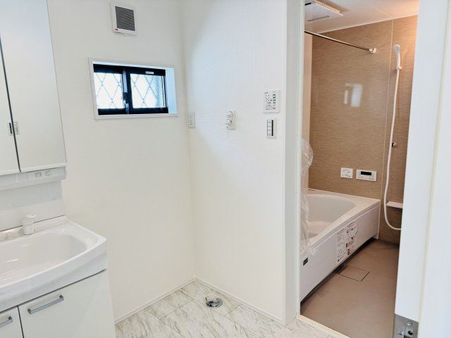 八王子市　上柚木　新築一戸建て　１期の脱衣所|～窓付きで明るい洗面所　換気もしやすいです～