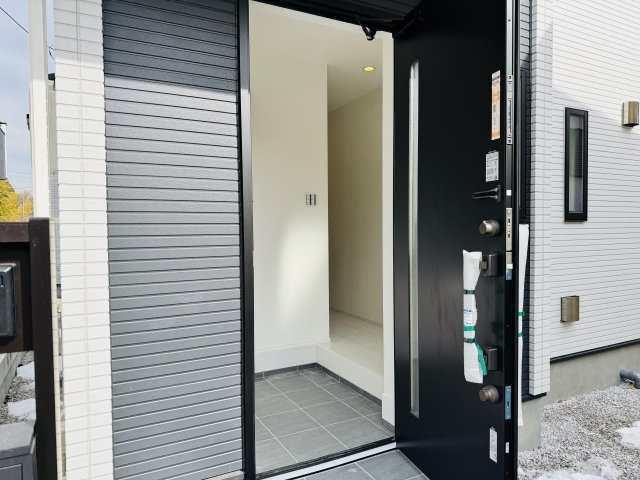 八王子市　上柚木　新築一戸建て　１期の玄関|～玄関は安心のWロックキーを採用～