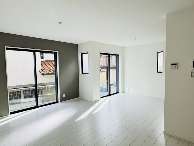 八王子市　上柚木　新築一戸建て　１期の居間・リビング|～18.0帖の明るく開放感のあるLDK、家族団欒の時間をお過ごしいただけます～