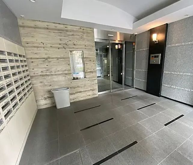 プレール・ドゥーク木場駅前のロビー