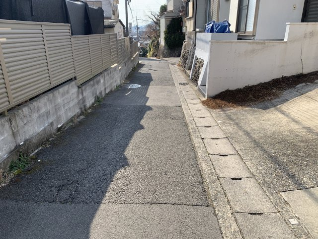 京都市北区上賀茂中ノ坂町　中古一戸建の前面道路含む現地写真