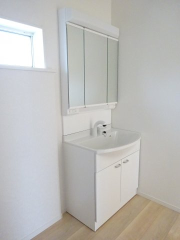 クレイドルガーデン前橋市粕川町新屋第１　１号棟の独立洗面台|シャワー水栓付き洗面台で朝の身支度もバッチリです！
洗面台には収納スペースもあり洗面室もすっきり片付きますよ！