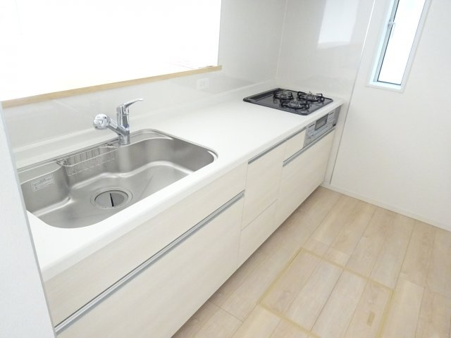 クレイドルガーデン前橋市粕川町新屋第１　１号棟のキッチン|人気のカウンターキッチン採用です☆
コンロも３口ご用意しています！調理スペースも広くストレスなくお料理できます。
浄水器つきなので美味しいお水も飲めますよ♪
収納も沢山ご用意しています。