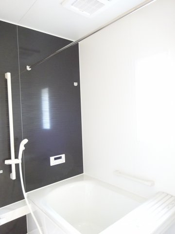 クレイドルガーデン前橋市粕川町新屋第１　１号棟の浴室|１坪タイプのフルオートバスです！
足を延ばして入れる広さなので一日の疲れも癒されますよ♪
室内物干しや浴室乾燥機もあるのでお天気の悪い日にはランドリースペースとしてもご利用できます！