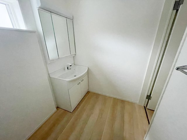 新築戸建・新築建売　郡山市安積町荒井第6　朝日が丘小・第七中の独立洗面台|三面鏡タイプの独立洗面台で、身だしなみチェックも収納力も◎洗面まわりもすっきり清潔に保てます！