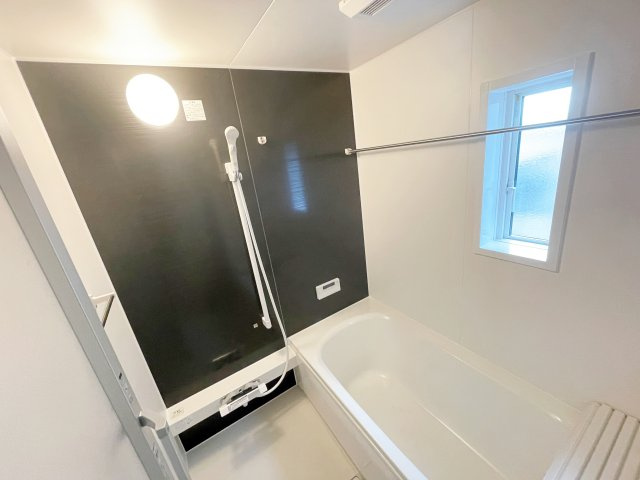 新築戸建・新築建売　郡山市安積町荒井第6　朝日が丘小・第七中の浴室|自然光が入る小窓付きのバスルーム♪物干し竿＆浴室乾燥で天気に左右されません♪
