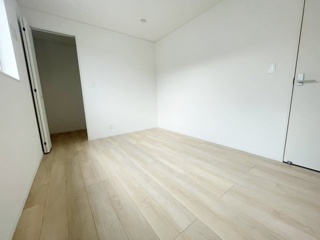 新築戸建・新築建売　郡山市安積町荒井第6　朝日が丘小・第七中の洋室|ナチュラルな光が差し込む2面採光の洋室です！ホワイト基調で清楚感たっぷり♪