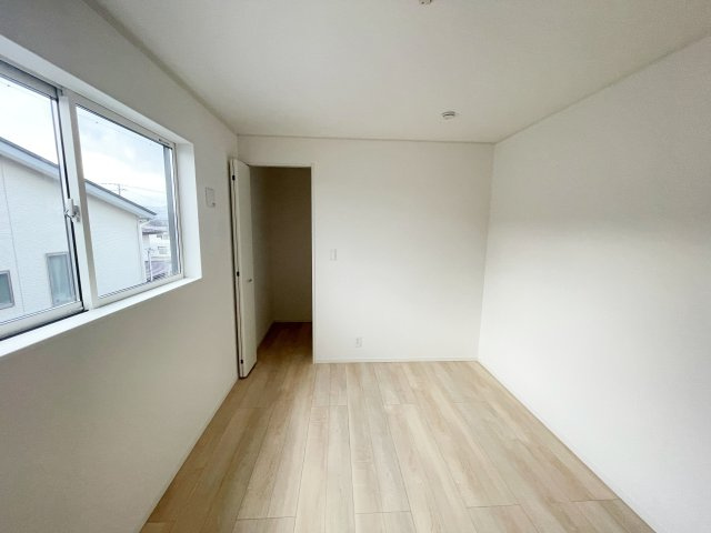 新築戸建・新築建売　郡山市安積町荒井第6　朝日が丘小・第七中の洋室|白を基調とした内装は空間を広く見せナチュラルで洗練された印象を与えます♪