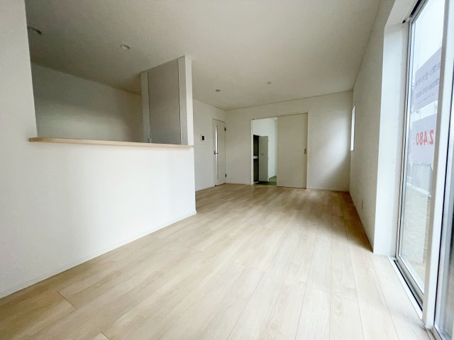 新築戸建・新築建売　郡山市安積町荒井第6　朝日が丘小・第七中の居間・リビング|ダイニングには大きな窓があり明るい陽射しが差し込む開放的で心地よい空間です！