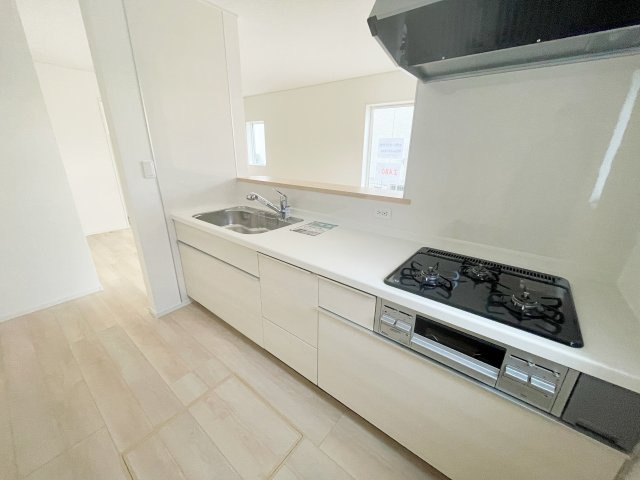 新築戸建・新築建売　郡山市安積町荒井第6　朝日が丘小・第七中のキッチン|カウンター越しに会話が弾む、家族とのつながりを感じられる対面キッチンです！